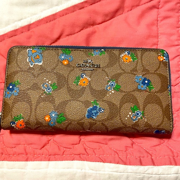 Coach Handbags - Coach Floral Zippy Wallet